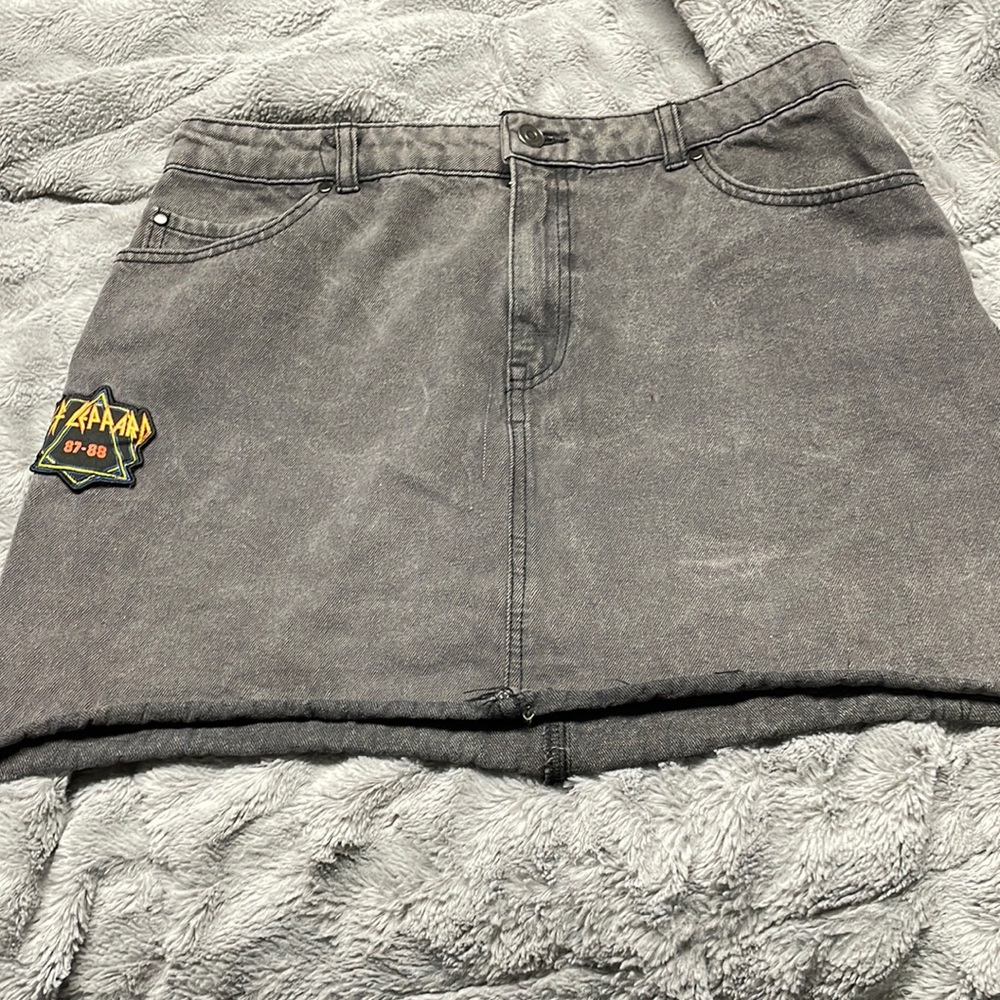 GREY DEF LEPPARD PATCH DENIM PENCIL SKIRT